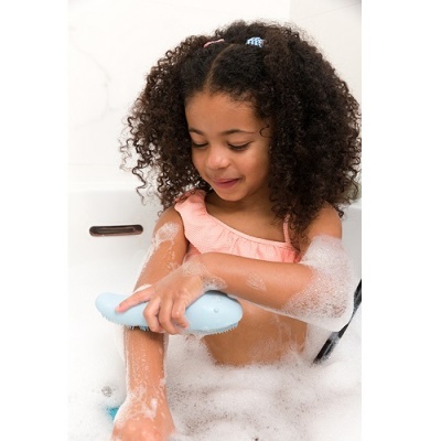 Criança a tomar banho com esponja azul e espuma.