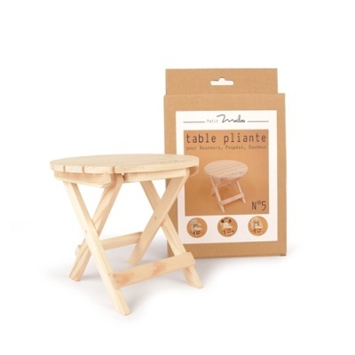 Mesa pequena dobrável em madeira natural com embalagem de papelão castanho