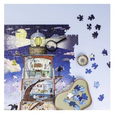 Quebra-cabeças colorido de farol parcialmente montado com lupa, bússola e peças soltas