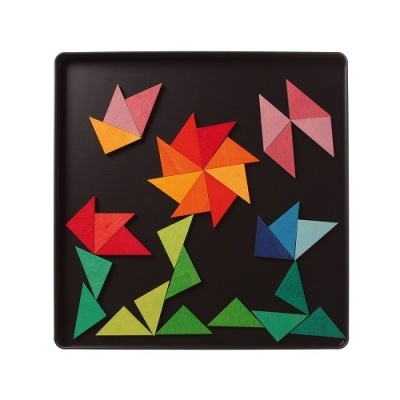 Quebra-cabeça tangram de madeira colorido sobre base preta