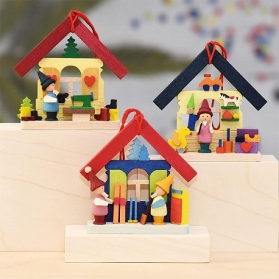 Decorações de Natal em madeira colorida com bonecos e acessórios em formato de casa