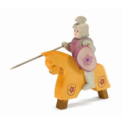 Brinquedo de cavaleiro de madeira montado num cavalo amarelo com flores roxas