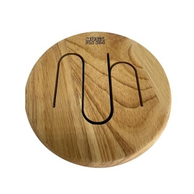 Brinquedo musical redondo em madeira clara com ranhuras em ondas e texto MUSIC FOR KIDS