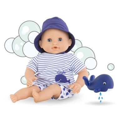 Boneco bebé com roupa branca e azul e chapéu azul com baleia e bolhas de fundo
