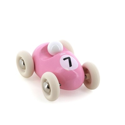 Carro de brinquedo cor-de-rosa com rodas brancas e número 7