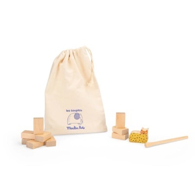 Bolsa de tecido com blocos de madeira e figura amarela de animal com lápis