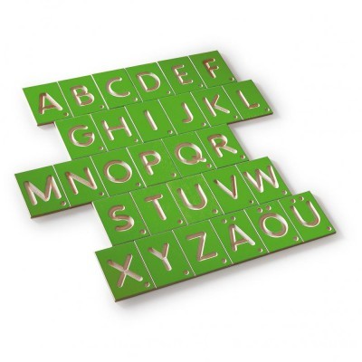 Letras do alfabeto em placas verdes com letras prateadas recortadas