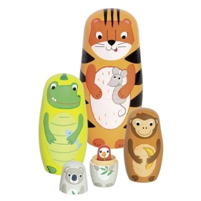 Conjunto de bonecas russas de madeira pintadas com desenhos de animais em várias cores