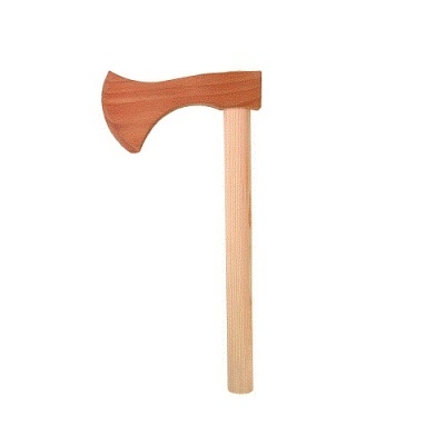Machado de madeira com lâmina larga castanho avermelhado e cabo claro