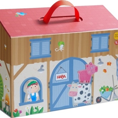 Caixa em forma de casa de fazenda com desenhos de animais e pessoas, alça vermelha no topo.