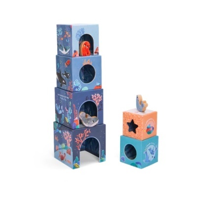 Cubos empilháveis coloridos com tema marinho e figuras de animais de madeira