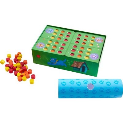 Jogo de tabuleiro com peças coloridas e tubo azul com pegadas