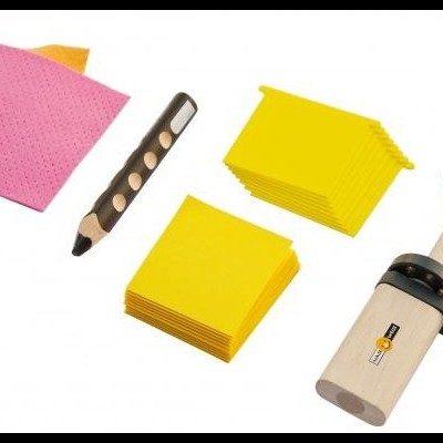 Kit de ferramentas de carpintaria com lixas coloridas e instrumentos de madeira