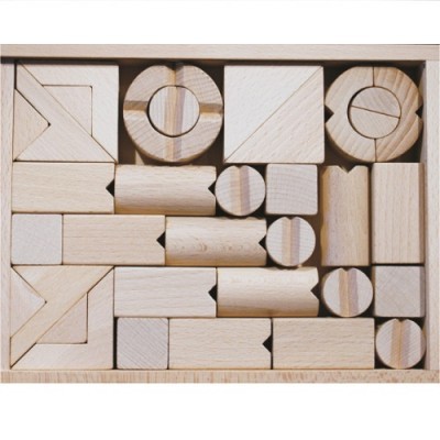 Conjunto de blocos de madeira clara em tabuleiro