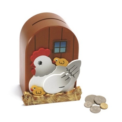 Cofre decorativo em forma de galinheiro com galinha e pintinhos