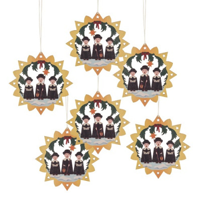 Decorações penduradas de Natal com figuras humanas e arco verde em forma de estrela dourada