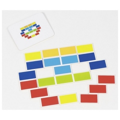 Peças retangulares coloridas e cartão com padrão correspondente em fundo branco