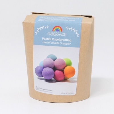 Embalagem de papel castanho com etiqueta azul e branca de brinquedo de bolas pastel