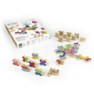 Jogo de construção em madeira com peças coloridas em forma de cruz e caixa branca com texto