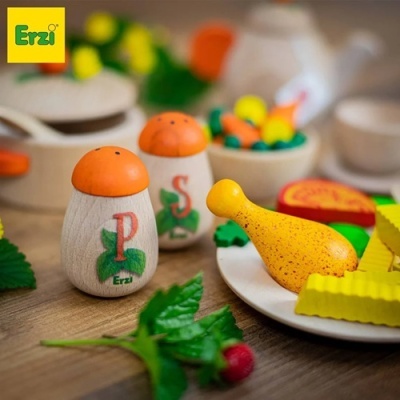 Brinquedos de madeira coloridos representando alimentos e condimentos numa mesa de madeira