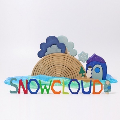 Letras de madeira coloridas formando SNOWCLOUD com cenário de inverno em madeira