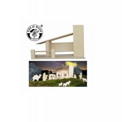 Presépio em madeira clara com figuras brancas e estábulo simples