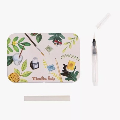 Conjunto com caixa metálica decorada, caneta de ponta fina e vareta branca cilíndrica.