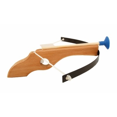 Besta de madeira com corda e flecha azul sobre fundo branco