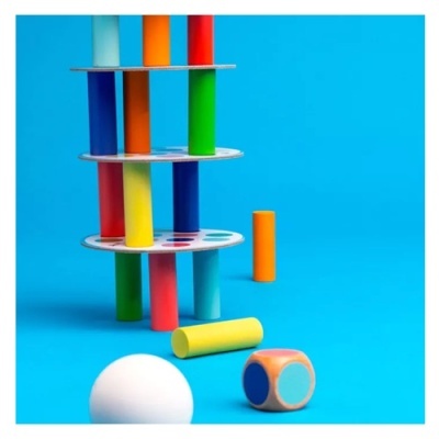 Brinquedo para empilhar tubos coloridos sobre plataformas circulares brancas com bola branca e dado colorido num fundo azul