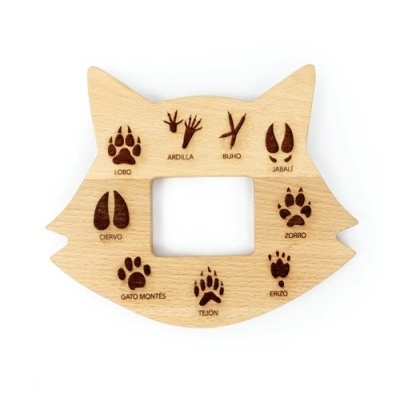 Moldura de madeira em forma de cabeça de gato com pegadas de animais gravadas