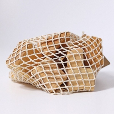 Sacos de rede com madeira clara