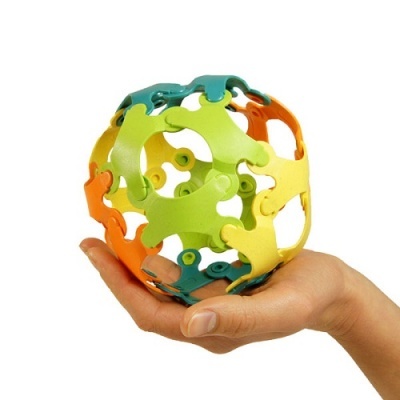 Bola de brinquedo colorida de peças de plástico encaixáveis na mão