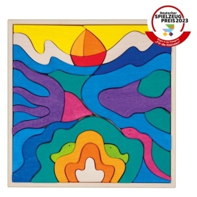 Puzzle de madeira colorido com formas abstratas e selo de prémio em fundo branco