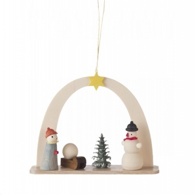 Pendurador decorativo de Natal em madeira com arco branco, estrela e figuras de boneco de neve, árvore e personagem