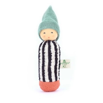 Boneco de pelúcia com gorro verde, corpo listrado a preto e branco e base laranja