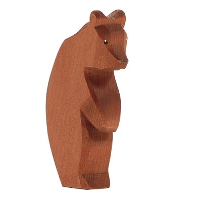 Escultura de madeira em forma de urso castanho