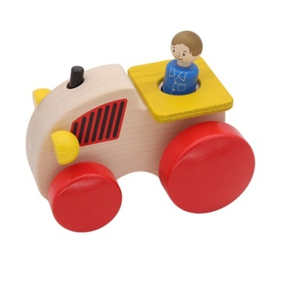 Tractor de brinquedo de madeira com boneco azul e rodas vermelhas