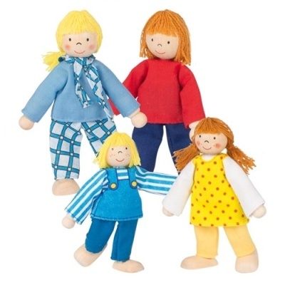 Quatro bonecos de pano com roupas coloridas e cabelo de lã