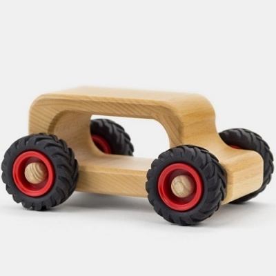 Carro de brinquedo de madeira com pneus pretos e aros vermelhos
