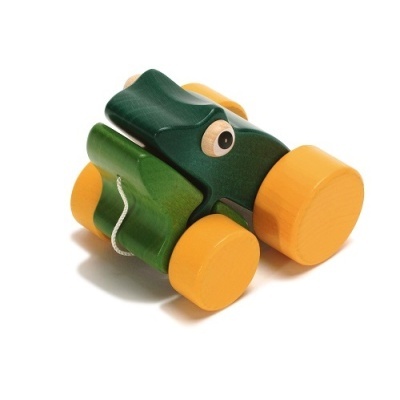 Brinquedo de madeira em forma de sapo verde com rodas amarelas