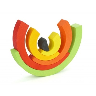 Conjunto de arcos coloridos em madeira dispostos em forma semi-circular