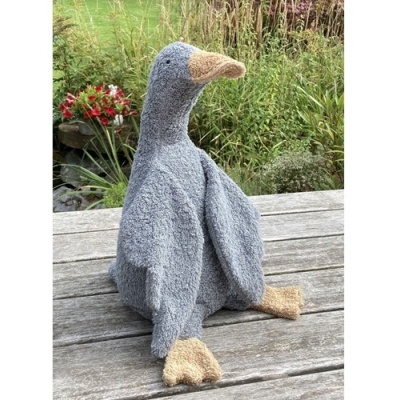 Pelúcia de ave cinza com bico castanho