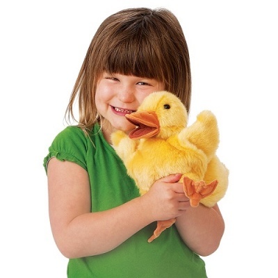 Menina com camisola verde segurando pato de peluche amarelo