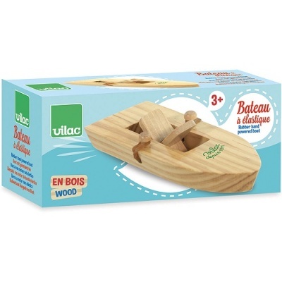 Barco de brinquedo em madeira com figuras humanas numa caixa azul claro