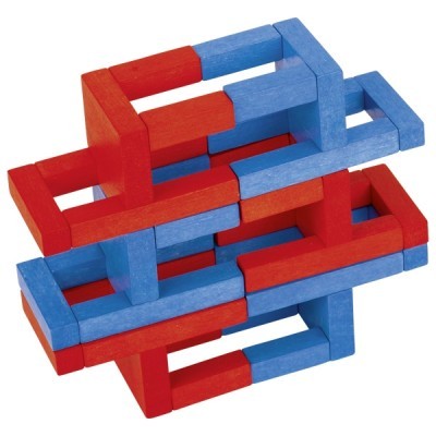 Estrutura de peças de madeira vermelhas e azuis encaixadas