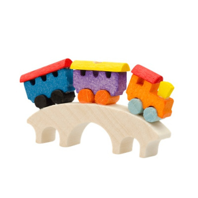 Trem de brinquedo colorido em madeira com ponte