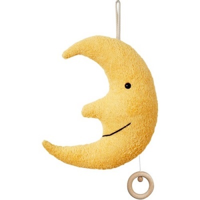 Peluche amarelo em forma de lua crescente com olhos e boca bordados e argola de madeira pendurada