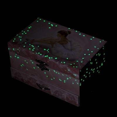 Caixa decorativa rosa com bailarina e pontos brilhantes verdes