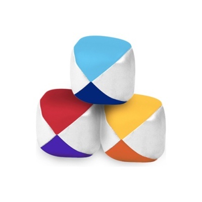 Três cubos macios coloridos empilhados com padrão de triângulos