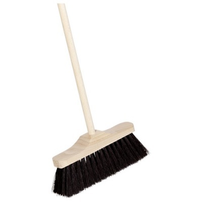 Vassoura com cabo de madeira e cerdas pretas